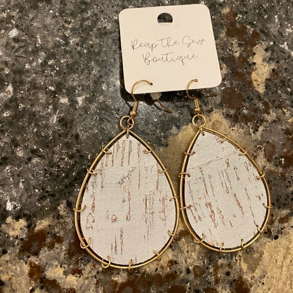 (NWT) light blue Fashion earrings
